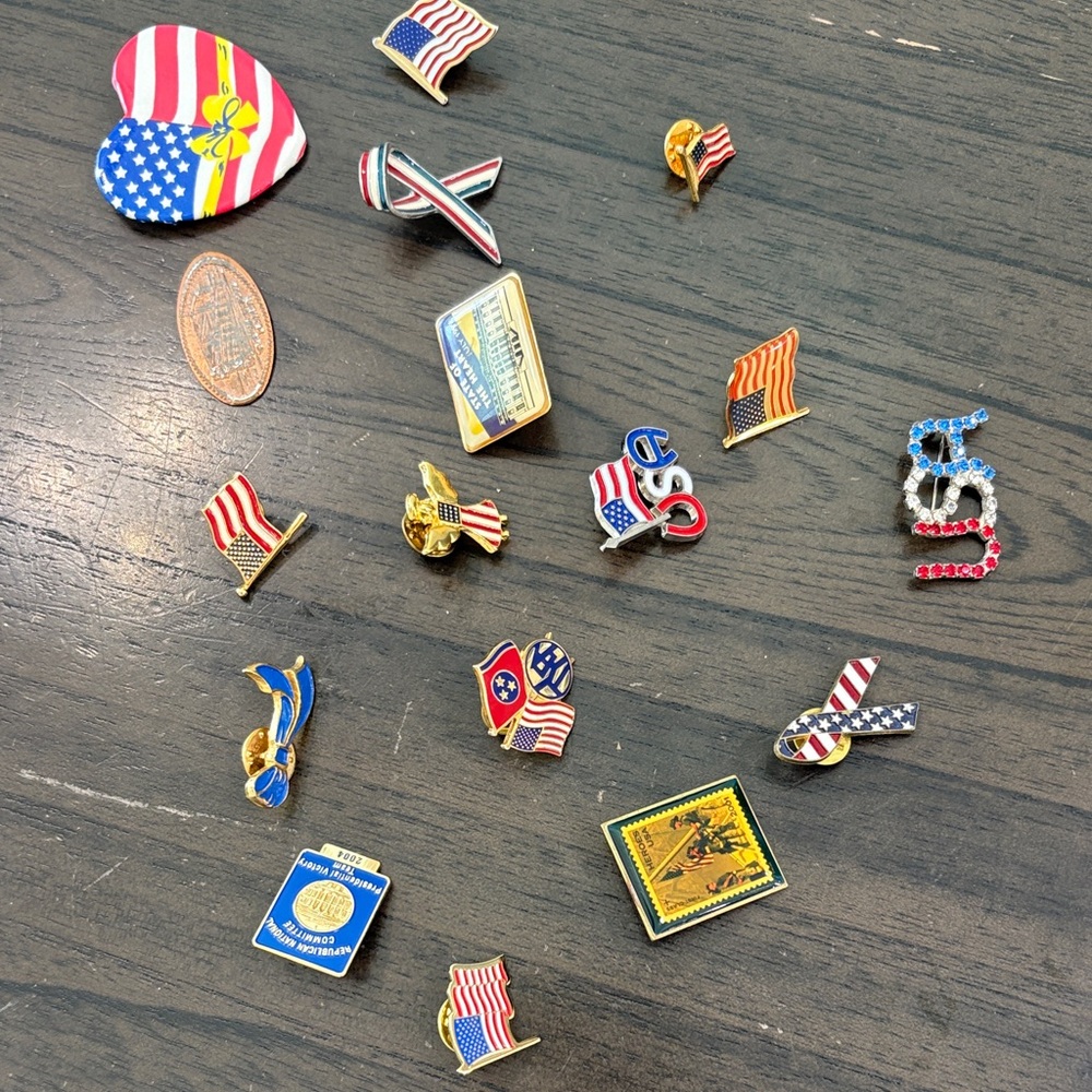 Memorabilia Patriotic  Flag Lapel Pin Set